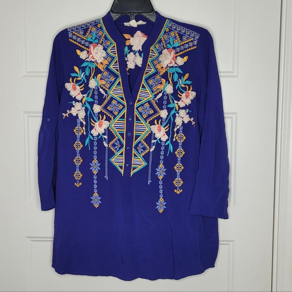 Luna Moon floral embroidered tunic top with roll tab sleeves and V-neck. Size S